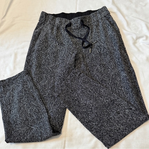 Lululemon 6 On the Fly Pant 28” Gray Ankle Lounge Casual Pants - Picture 1 of 10